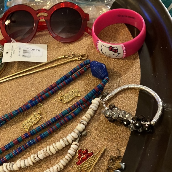 Big 61 piece lot of ladies/girls assorted estate sale jewelry, necklaces, watch+ - Picture 9 of 16